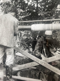 Ivan Spěvák helping a friend to deepen a well