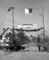 The ceremonial gate in May 1945 in Bušovice with a greeting written in English and Russian