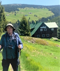 Josef Šedivec in front of the Klášterka chalet in the Krkonoše Mountains about 60 years after he won a junior slalom race there as a boy