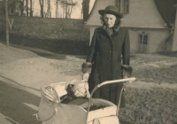 Vladimíra Čermáková with her mother, 1940