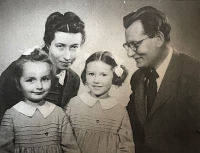 Jan Isop's parents with their two daughters in 1949