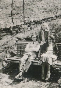 Miroslava Smetanová s rodiči na zahradě jejich tehdejší barrandovské vily v roce 1945