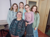 With pupils of the Zdenka Braunerova Primary School during the filming for PNS