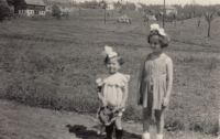 Květoslava Kudláčková (vlevo) se sestřenicí na Maxičkách, 1956