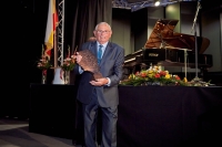 Jan Petrof, 4. generace firmy Petrof, získal zpět rodinný majetek. Přebírá medaili Františka Ulricha 2.9. 2020