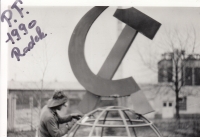 Dismantling of the hammer and sickle in the Chomutov locomotive depot, turn of 1989/1990