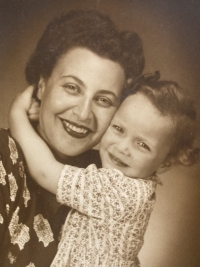 Alena Pechová with her mother (1950)