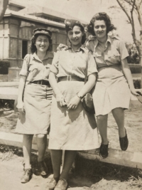 Mother Hana Filipovičová (centre) with her ATS colleagues (1943)