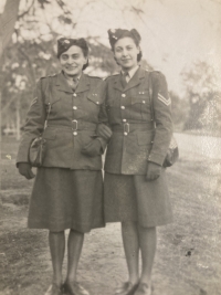 Mother Hana Filipovičová (right) with a colleague in ATS uniform (1943)