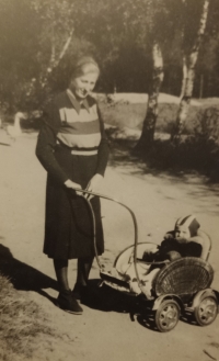Aloisie Knedlhansová with little Alena, Svatava, 1948