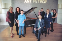 Současné foto - zástupci 4.,5.,6 a 7. generace Petrof - zleva Zuzana Ceralová - Petrofová, její sestra Ivana Petrofová, syn Zuzany Ceralové Antonín, sedící Jan Petrof, za ním jeho manželka. Stojící za nimi současná CEO firmy, dcera Zuzany Petrofové Anna Petrof Prousková s manželem a dětmi.