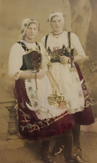 Left: Aloisie Knedlhansová with her friend - Sokolov folk costume, Svatava
