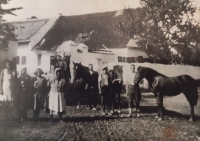 The farmhouse of the family of František Nestával in Sviny, 1920s. From left: Marie Malechová (née Davidová from Sviny) - the witness's grandmother, neighbour with her child, Veronika Malechová (née Vandová from Klečaty) - the witness's great-grandmother, Josef Malecha - the witness's grandfather, a farm worker, Jan Suchan (from Pelejovice) - a relative