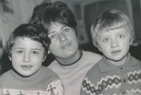 Irena Brožová s dcerami v Londýně, 1973
