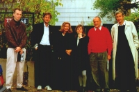  Zdeněk Lukeš (second from left), J. Cigler, A. Levete, S. and R. Rogers, J. Kaplický in front of Linhart's villa, 1993