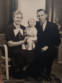 Aloisie and Václav Knedlhans with little Alena, Svatava, 1947