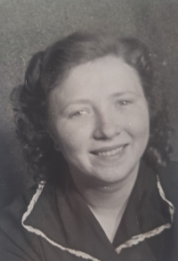 Anna Rajmová probably at the age of 16, 1951