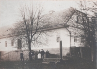 The prosperous farm of the Tomášů family in the 1930s