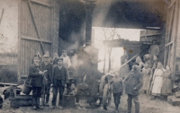 Employees and helpers on the Tomášů farm at the new steam engine in the 1920s