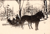 Mr. Boček at the Tomáš family. In the carriage sitting witness´s mother Ludmila Tomášů and her sister Marie Kubánková with her son František. The latter died at the age of only four from appendicitis