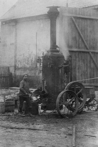 František Tomášů as a child at the steam engine on the farm in Kostelec