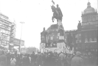 U sochy Sv. Václava v Praze – leden 1990
