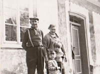 František Tomášů and his wife in front of their house in Dolany in the 1970s and with them Jaroslava Velartová's children Darina and Lukáš