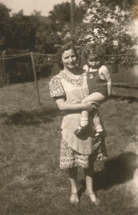 Hannelore with her mother in Šumperk