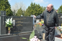 Josef Stojaspal u hrobu rodičů