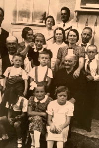 The Bárta family in Proseč. Josef Bárta upstairs with his wife Anna and downstairs in a white dress Věra Šedivá, 1935