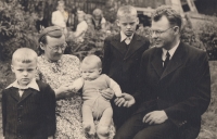 Miloš Rejchrt jako miminko (uprostřed), rodiče Eliška a Ludvík, s bratry Pavlem (vlevo) a Luďkem (druhý zleva), 1947