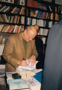 At a signing event for his book “O něco svobodnější” (Somewhat Freer), 14 November 2002