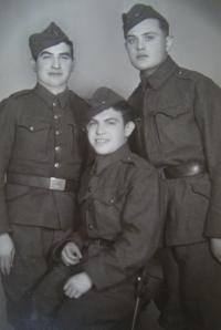 V trnavské posádce, 1943, František Ralbovský uprostřed