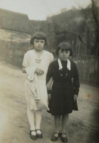 sisters from left Marie and Emilie Matauch