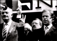 Daniel Kroupa in november 1989 with Vaclav Havel