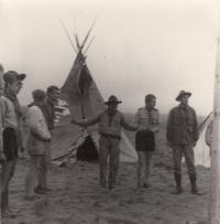Roveři, skauti, tábor, 1966 - M. Kopt vpravo s kloboukem