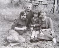 Erwin Kukuczka s otcem, manželkou a synem v roce 1980