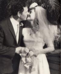 Svatební fotografie Niny a Eduardy Ingrišových (1965)