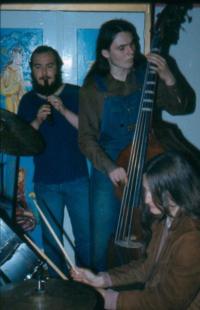 Jiří Fiedor s basou, v pozadí Zdeněk Lacina, jam session na baráku manželů Vaculovičových v Kroměříži v roce 1983