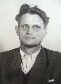 Vězeňská fotografie otce