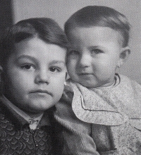 Jan Přeučil s mladší sestrou Martou, rok 1942