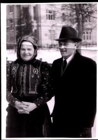 Jan Bugel s maminkou po válce