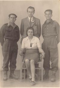 Manželé Ničovi s válečnými zajatci po skončení války