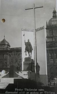 Kříž na sjezdu katolíků v roce 1935