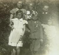 s bratrancem, tetami z otcovy strany, babičkou a mladší sestrou