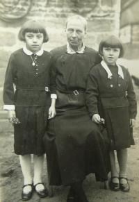 sisters M. with granny Matauchova
