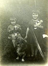 sisters (from right) Marie a Emilie Matauch