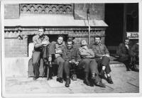 Skupina vojáků z UNNRA (Melnik úplně vpravo, 22.4.1947, Brémy)
