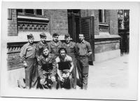 Skupina vojáků z UNNRA (Melnik úplně vpravo, Brémy)