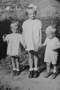 year 1942 - with siblings Eva and Vašek after returning from Libez